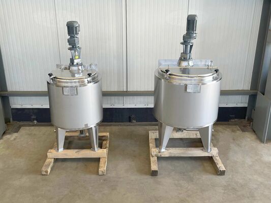 1 x Neuer vertikaler 300-Liter-Edelstahl-Mischbehälter aus AISI316L.  1 x Neuer vertikaler 500-Liter Edelstahl Lagertank aus AISI316L.