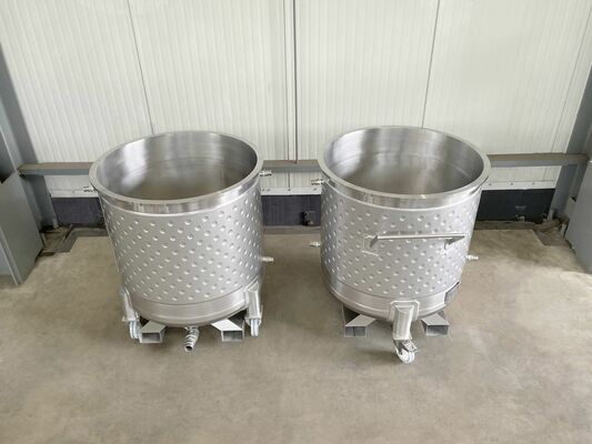 2 x Neue 790-l-Edelstahl-Vertikaldrucktanks aus AISI304L