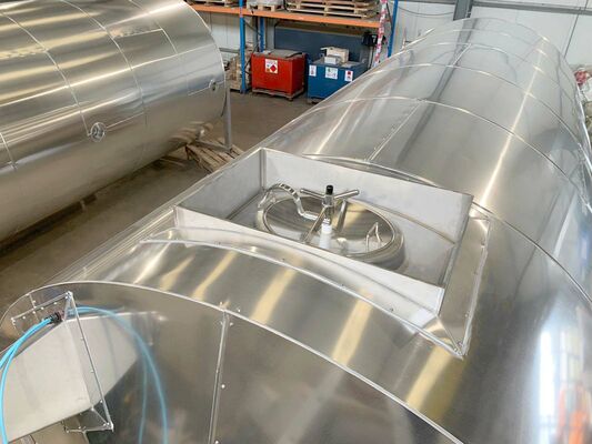 2 x neue vertikale Lagertanks aus Edelstahl mit 26.000L aus AISI304L.