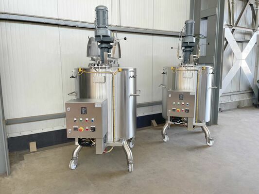 2 x cuves neuves de mélange verticales ave une capacité de 750L en acier inoxydable AISI316L.