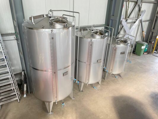 2 x Nieuwe roestvrijstalen verticale mengtanks van 5.200L in AISI304L 1 x Nieuwe roestvrijstalen verticale mengtank van 3.200L in AISI304L 1 x Nieuwe roestvrijstalen verticale mengtank van 2.000L in AISI304L