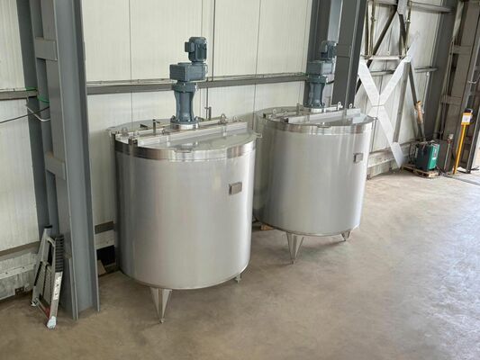 2 x cuves neuves de mélange verticales ave une capacité de 3.300L en acier inoxydable AISI316L.