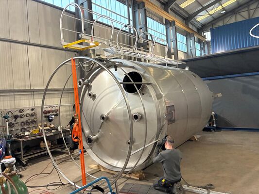 2 x cuves neuves verticales 30.400L en acier inoxydable AISI316L.