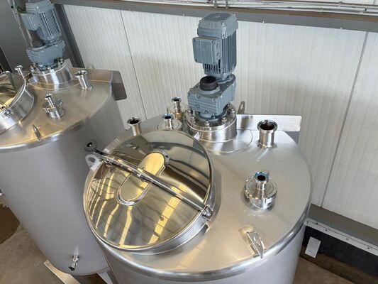 2 x Nieuwe roestvrijstalen verticale mengtanks van 1.500L in AISI316L