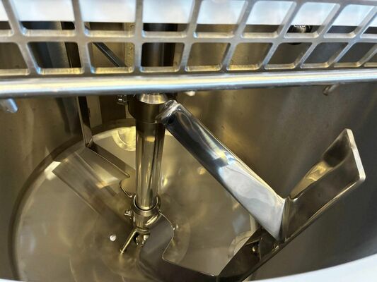 3 x Nieuwe roestvrijstalen verticale mengtanks van 300L in AISI316L