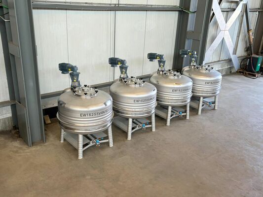 4 x Nieuwe roestvrijstalen verticale mengtanks van 850L in AISI304L
