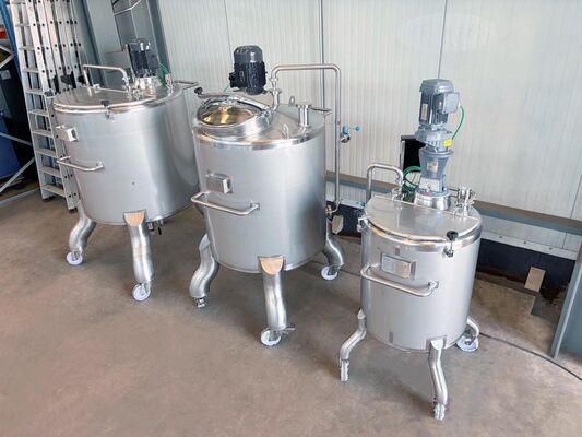 1 x Nouvelle cuve de mélange verticale en acier inoxydable de 300 L en AISI 316L. 1 x Nouvelle cuve de mélange verticale en acier inoxydable de 830 L en AISI 316L. 1 x Nouvelle cuve de mélange verticale en acier inoxydable de 1000 L en AISI 316L.