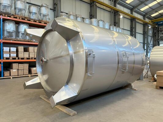1 x cuve de mélange neuve verticale de 15.300L en acier inoxydable AISI304L.