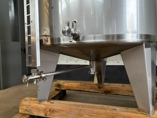 1 x New 300 L vertical stainless steel storage tank in AISI 316L. 1 x New 600 L vertical stainless steel storage tank in AISI 316L.