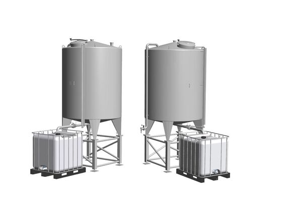 2 x neue vertikale Lagertanks aus Edelstahl AISI 304L von 5.400L auf einer Edelstahlkonstruktion.