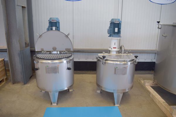 2 x 200L stainless-steel single skin mixing tanks and 1 x 1470L stainless-steel mixing tank with heat-exchanger and insulation mengtank
