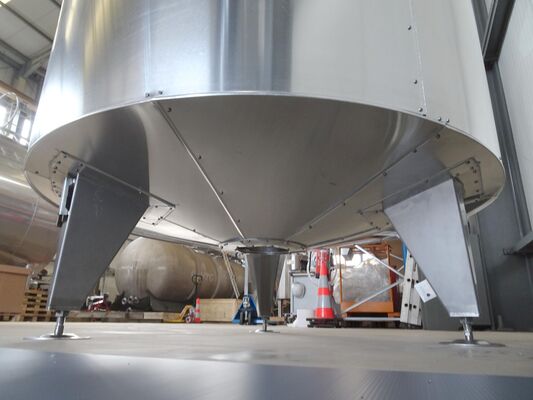 1 x New 2.000L stainless steel insulated vertical tank in AISI316L stainless steel.