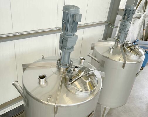 2 x New 2.500L stainless-steel AISI316L vertical mixing tanks.