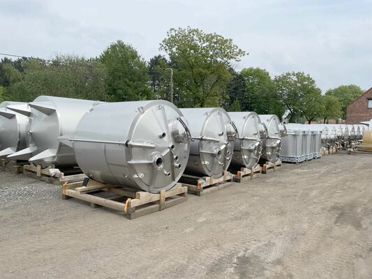 4 x Nieuwe roestvrijstalen verticale mengtank van 3.000L in AISI316L