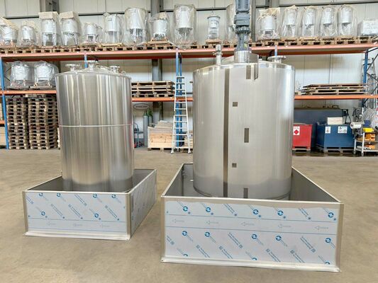 1 x nouvelle cuve de mélange verticale en acier inoxydable AISI316L de 2.000L. 1 x nouvelle cuve de stockage verticale en acier inoxydable AISI316L de 1.000L.