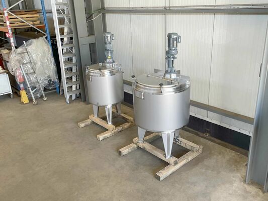 1 x Neuer vertikaler 300-Liter-Edelstahl-Mischbehälter aus AISI316L.  1 x Neuer vertikaler 500-Liter Edelstahl Lagertank aus AISI316L.