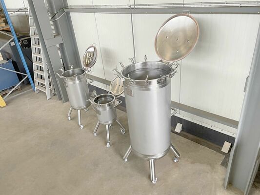 1 x Neue 50-l-Edelstahl-Vertikaldrucktanks aus AISI316L 1 x Neue 150-l-Edelstahl-Vertikaldrucktanks aus AISI316L 1 x Neue 500-l-Edelstahl-Vertikaldrucktanks aus AISI316L