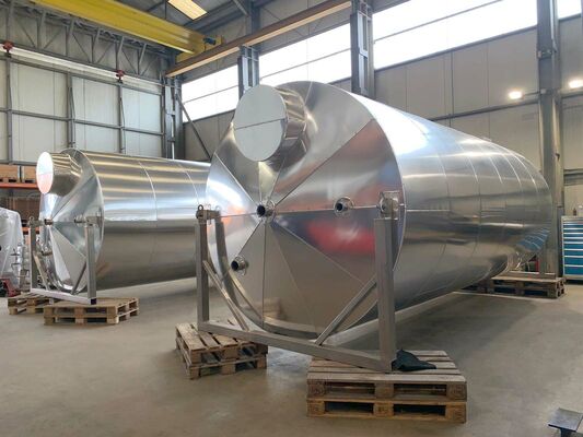 2 x neue vertikale Lagertanks aus Edelstahl mit 26.000L aus AISI304L.
