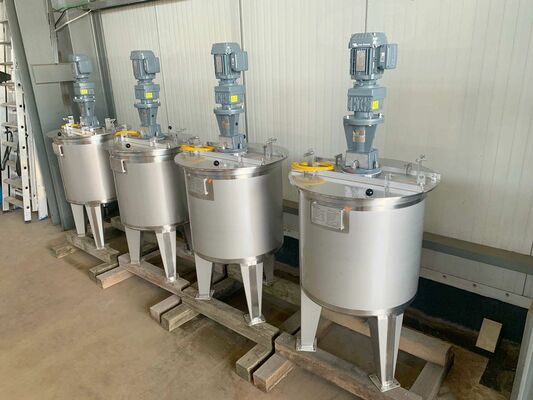 4 x Nieuwe roestvrijstalen verticale mengtanks van 200L in AISI316L