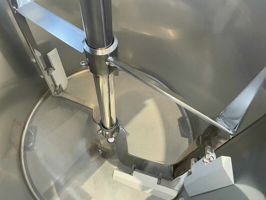 2 x cuves neuves de mélange verticales ave une capacité de 750L en acier inoxydable AISI316L.