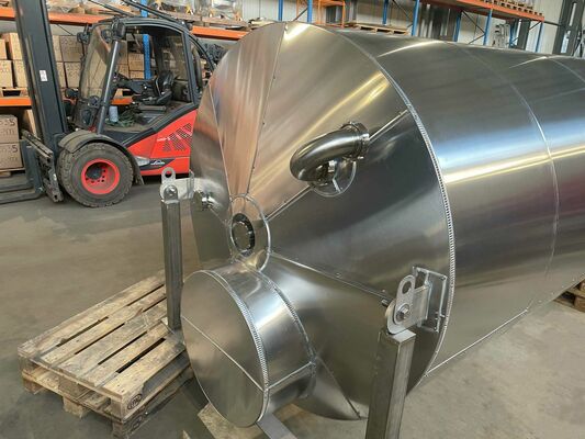 1 x Neuer vertikaler 5.200L Edelstahl AISI304L Lagertanks