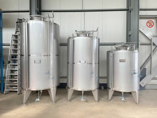 2 x Nieuwe roestvrijstalen verticale mengtanks van 5.200L in AISI304L 1 x Nieuwe roestvrijstalen verticale mengtank van 3.200L in AISI304L 1 x Nieuwe roestvrijstalen verticale mengtank van 2.000L in AISI304L
