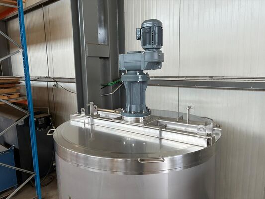 2 x cuves neuves de mélange verticales ave une capacité de 3.300L en acier inoxydable AISI316L.