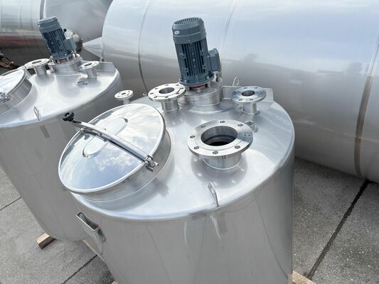 2 x cuves neuves de mélange verticales ave une capacité de 1.760L en acier inoxydable AISI316L.