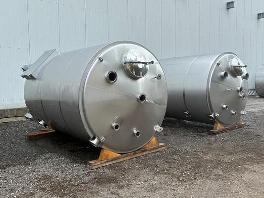 2 x neue vertikale Lagertanks aus Edelstahl mit einem von 10.300L aus AISI316L