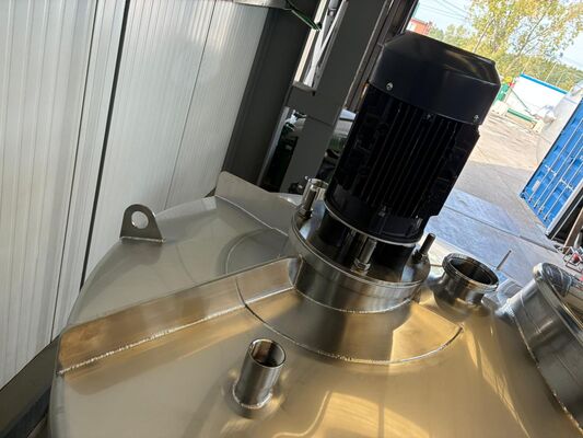 1 x New 2.000L stainless-steel AISI316L vertical mixing tank.  1 x New 500L stainless-steel AISI316L vertical mixing tank.