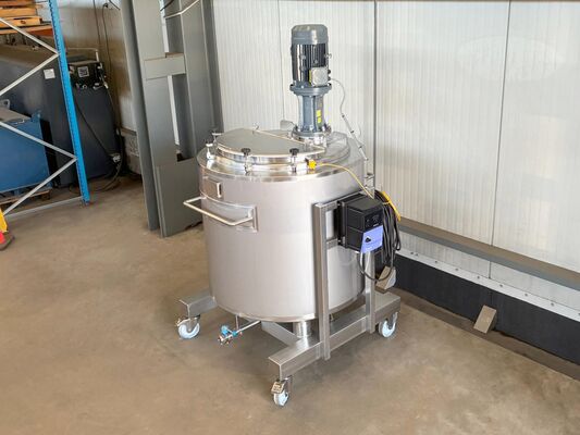 1 x New 750L stainless-steel AISI316L vertical mixing tank.