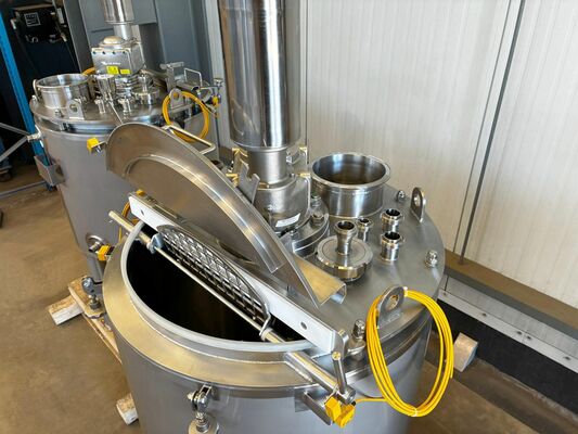 3 x Nieuwe roestvrijstalen verticale mengtanks van 300L in AISI316L