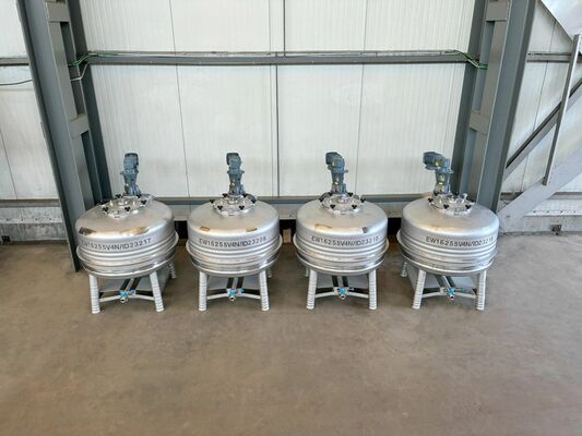 4 x Nieuwe roestvrijstalen verticale mengtanks van 850L in AISI304L