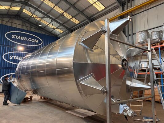 1 x cuve de mélange neuve verticale de 50.000L en acier inoxydable AISI304L.