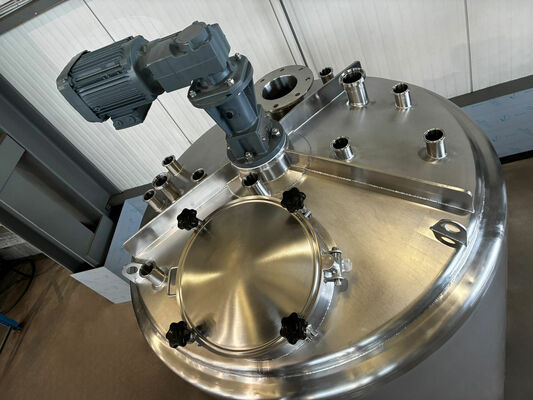 1 x New 2,000 L vertical stainless-steel AISI 316L mixing tank