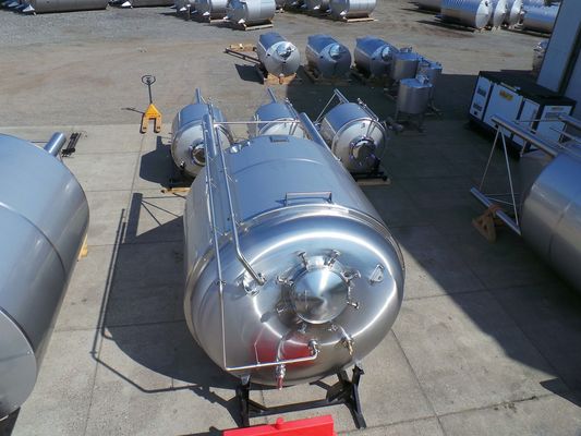 2 x 11,7m³; CCT cuves de fermentation de la bière; 3,3 bar PED CE TüV; 10% Rx & 2 x 10,4m³; BBT cuves à bière; 3,3 bar PED CE TüV; 10% Rx