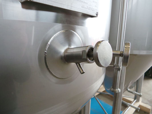 OR160743 - Brouwerij: 3 x 1.350L AISI304; CCT bier fermentatie tanks; 0.5 bar