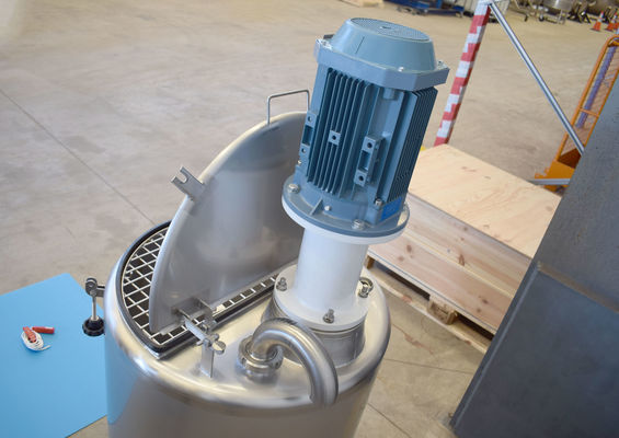 2 x 200L stainless-steel single skin mixing tanks and 1 x 1470L stainless-steel mixing tank with heat-exchanger and insulation mengtank