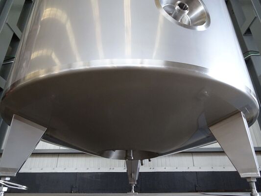 2  cuves neuves de mélange verticales en acier inoxydable AISI 316L de 4100L. Cette cuves sont équipées d'un échangeur de chaleur,  d'une isolation et d'un agitateur.