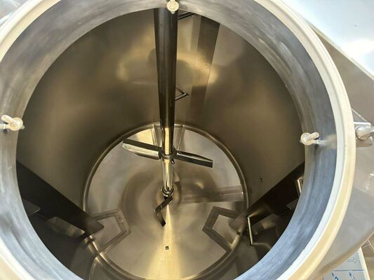 1 x nouvelle cuve de mélange verticale en acier inoxydable AISI316L de 2.000L. 1 x nouvelle cuve de stockage verticale en acier inoxydable AISI316L de 1.000L.