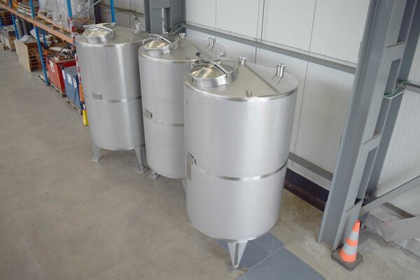 3 x Nieuwe roestvrijstalen verticale opslagtanks van 3.200L in AISI316L