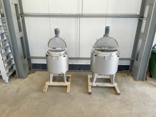 1 x Neuer vertikaler 300-Liter-Edelstahl-Mischbehälter aus AISI316L.  1 x Neuer vertikaler 500-Liter Edelstahl Lagertank aus AISI316L.