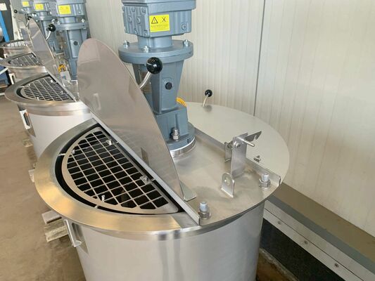 4 x Nieuwe roestvrijstalen verticale mengtanks van 200L in AISI316L
