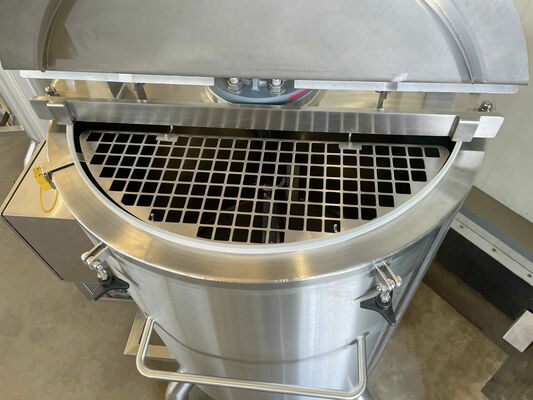 2 x cuves neuves de mélange verticales ave une capacité de 750L en acier inoxydable AISI316L.