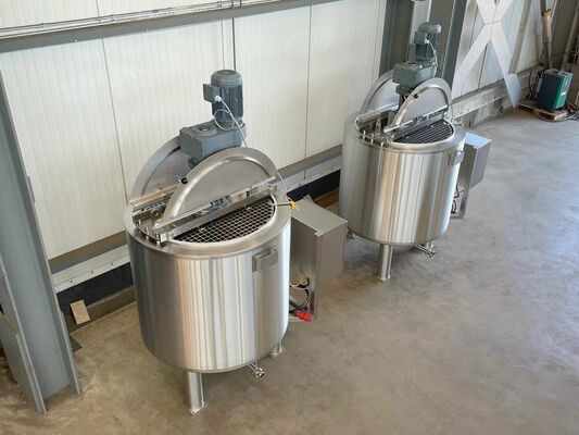 2 x New 750L stainless-steel AISI316L vertical mixing tanks.