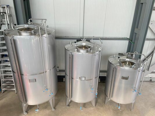 2 x Nieuwe roestvrijstalen verticale mengtanks van 5.200L in AISI304L 1 x Nieuwe roestvrijstalen verticale mengtank van 3.200L in AISI304L 1 x Nieuwe roestvrijstalen verticale mengtank van 2.000L in AISI304L