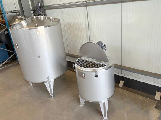 1 x New 2.000L stainless-steel AISI316L vertical mixing tank.  1 x New 500L stainless-steel AISI316L vertical mixing tank.