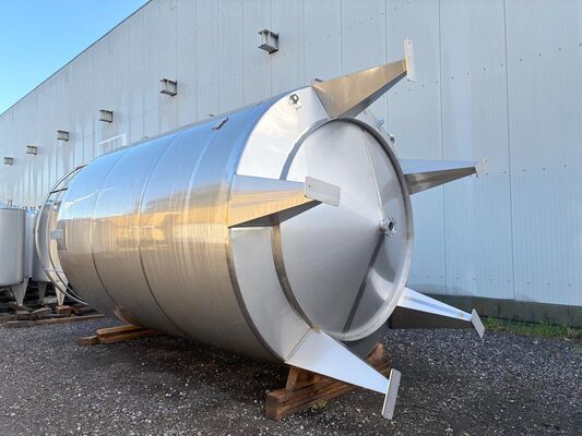 2 x cuves neuves verticales 30.400L en acier inoxydable AISI316L.