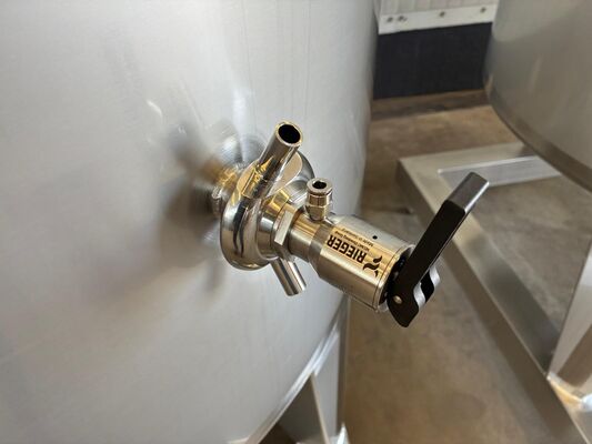 2 x Nieuwe roestvrijstalen verticale mengtanks van 1.500L in AISI316L