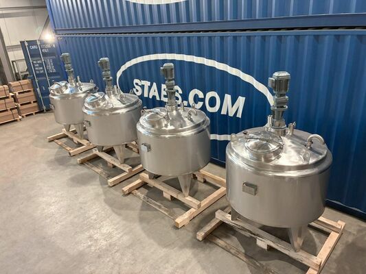 4 x cuves neuves de mélange verticales ave une capacité de 1.000L en acier inoxydable AISI316L.
